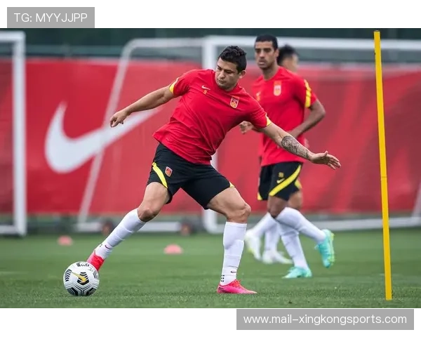 球队在训练中完成“定位球攻防全流程”实战演练，细节到人