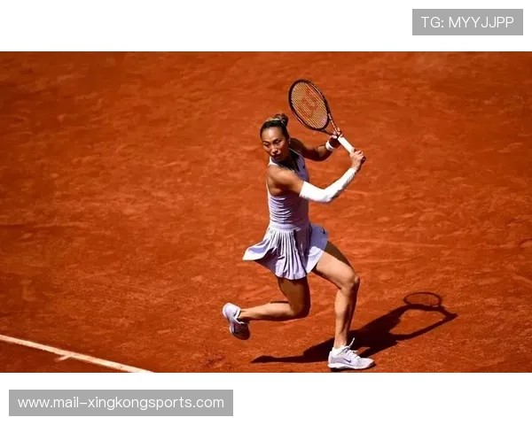 网球选手被蜜蜂攻击吓到逃跑