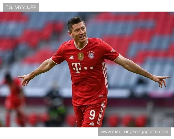 莱万戴帽三杀！37岁还能这样进球太夸张，莱万很帅