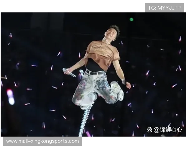 超级扣篮震碎篮板,全场观众尖叫 超级扣篮震碎篮板,全场观众尖叫