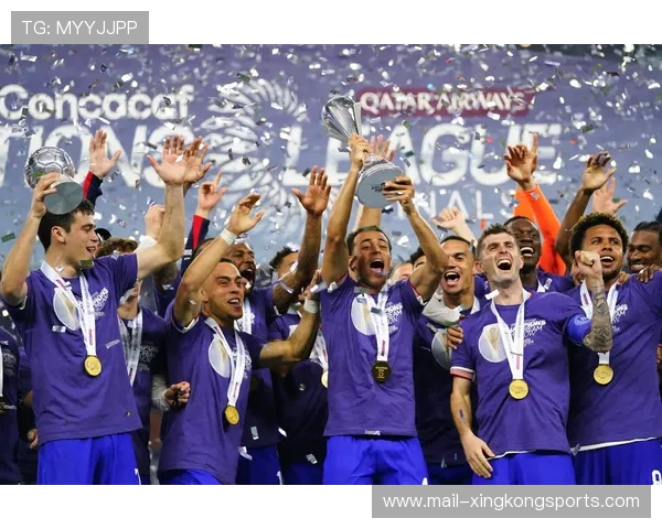 球员在欧冠赛场上凭借默契配合完成精彩配合得分，欧冠参加队伍